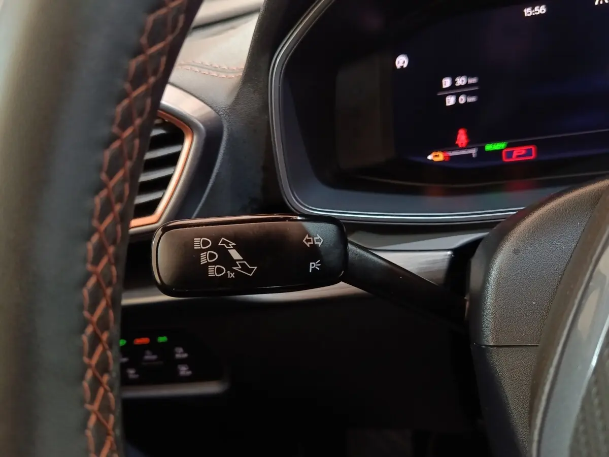 Gros plan sur la manette de clignotants noire à gauche du volant du tableau de bord du CUPRA Formentor noir 2024.