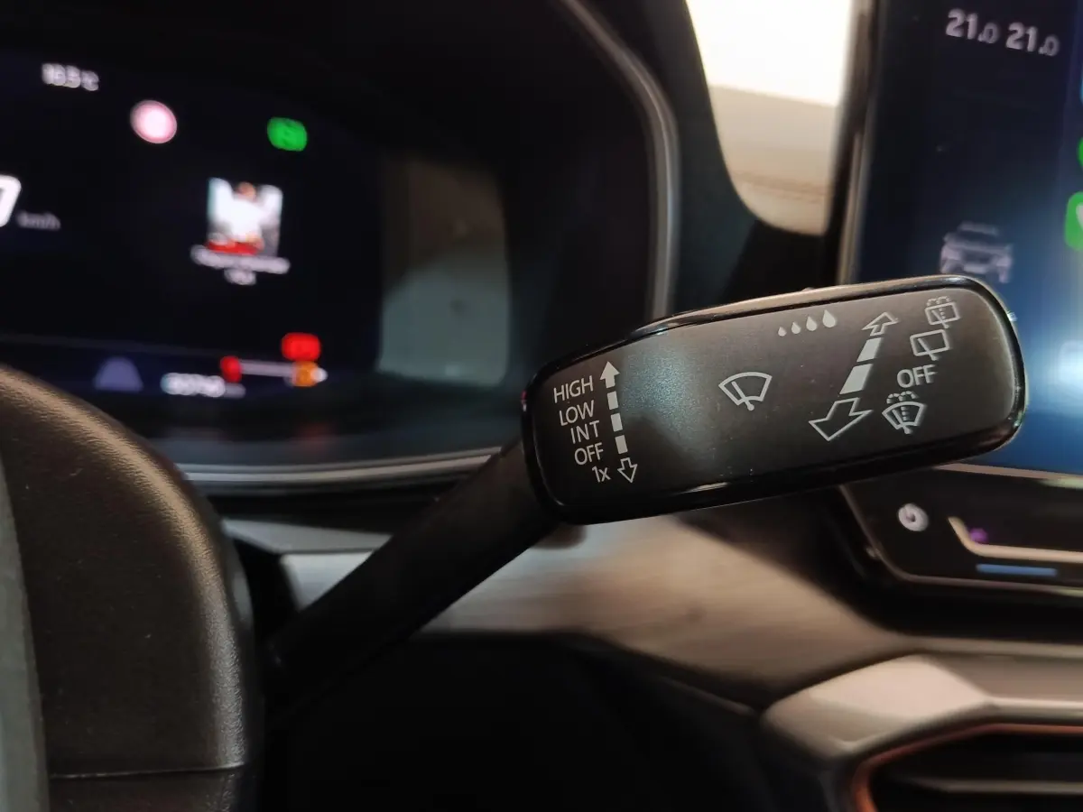 Gros plan sur la commande des essuie-glaces dans l’habitacle noir du CUPRA Formentor 1.4 e-HYBRID 2024.