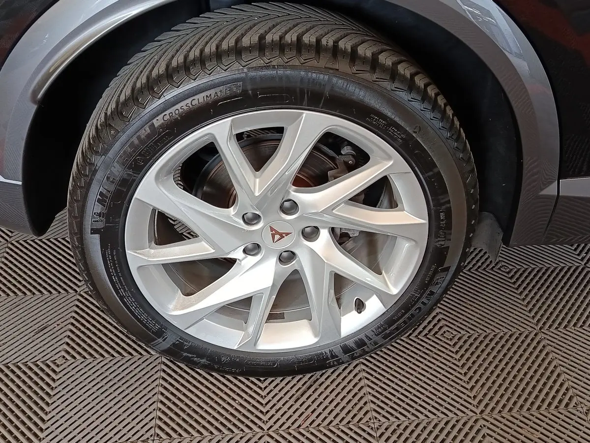 Gros plan sur la roue avant droite avec jante argentée et logo CUPRA sur un CUPRA Formentor noir.