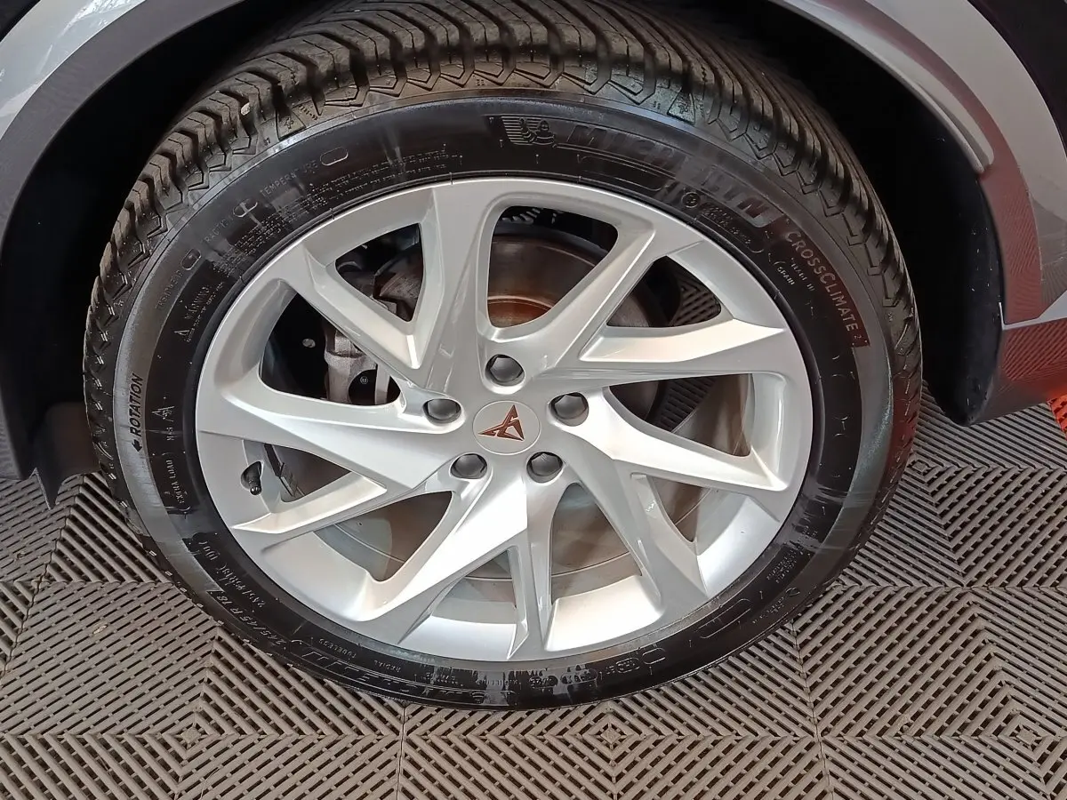 Gros plan sur la roue avant droite avec jante argentée et logo CUPRA sur un CUPRA Formentor noir.