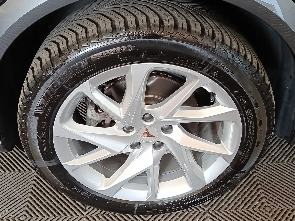 Gros plan sur la jante argentée à 5 doubles branches du CUPRA Formentor noir, avec pneu Michelin visible.