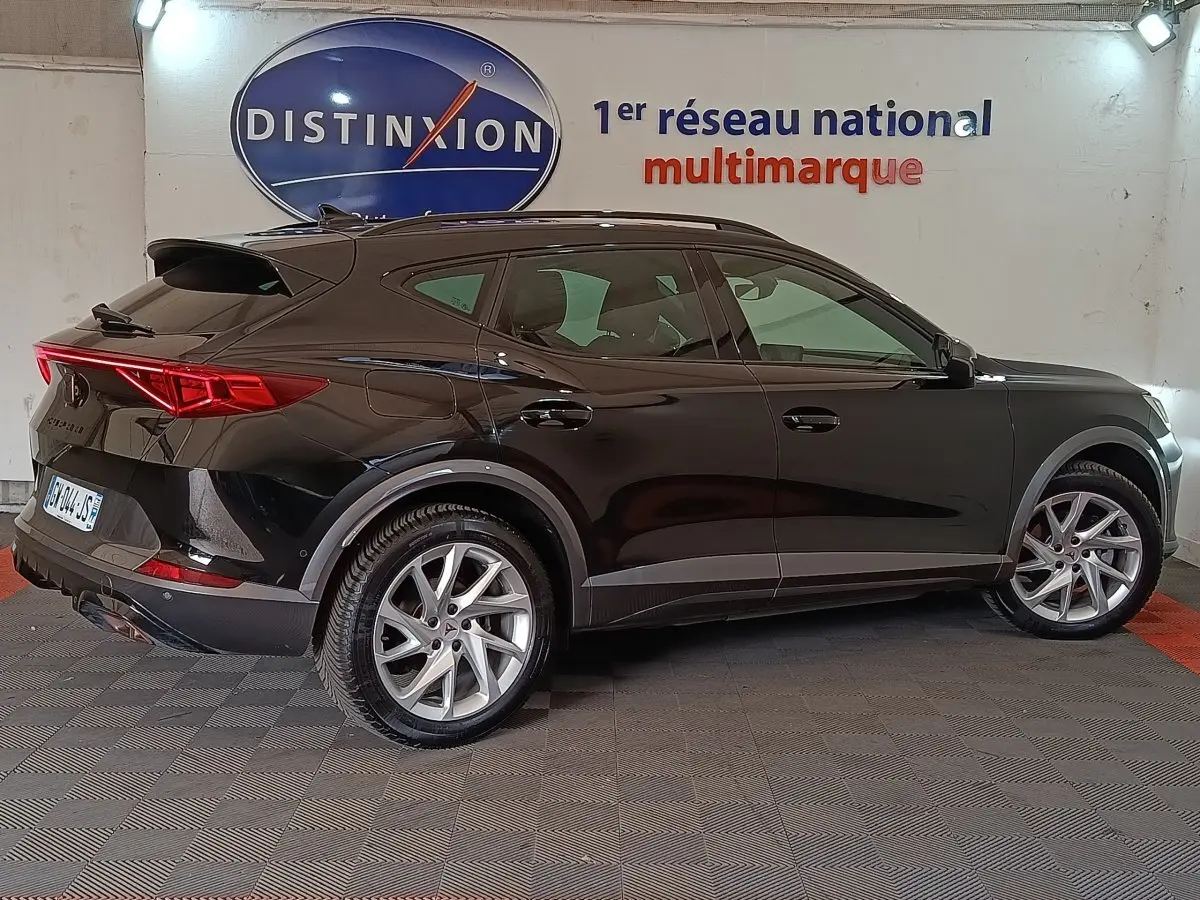 Vue latérale droite d'un CUPRA Formentor noir 2024 avec rails de toit assortis et jantes alliage.