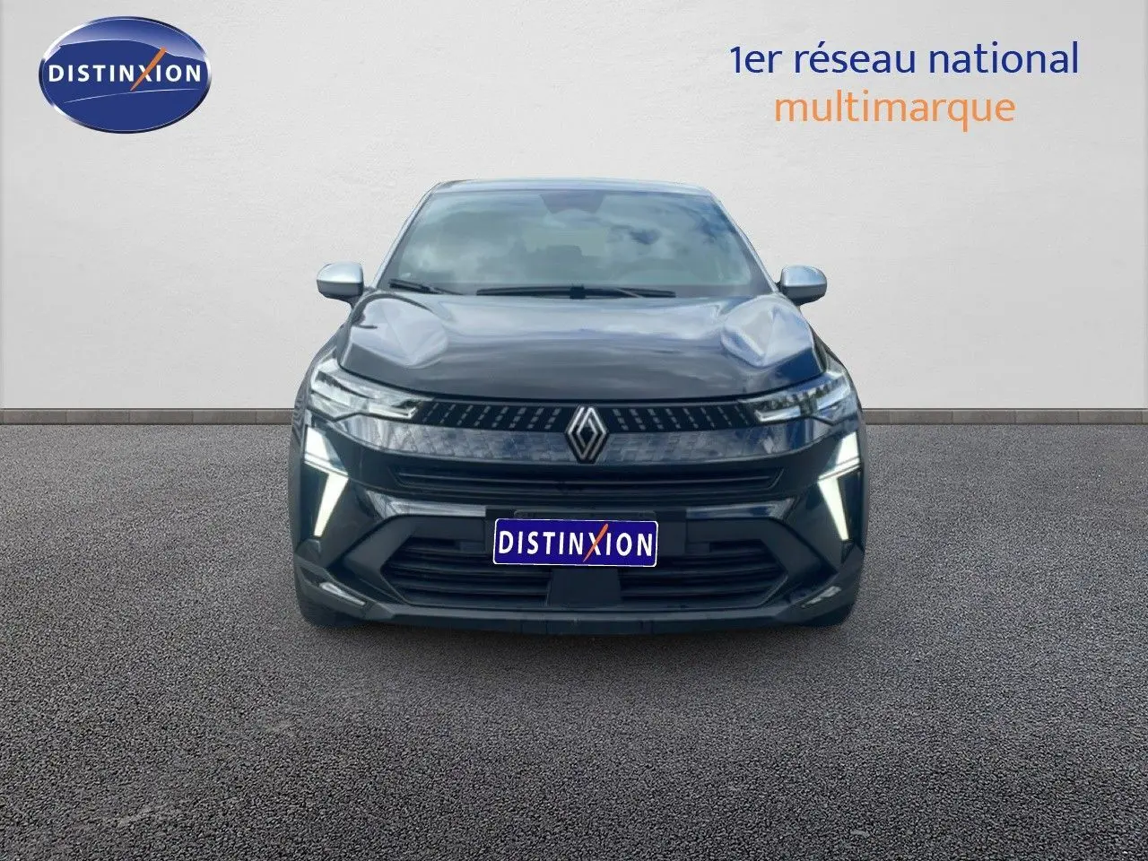 Vue frontale du Renault Captur noir étoile métal avec toit gris, mettant en valeur ses phares LED et sa calandre moderne.