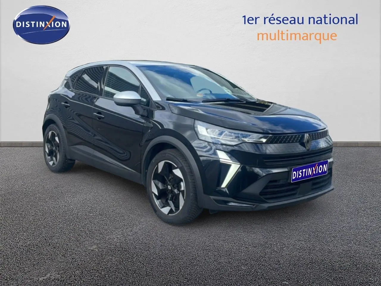 Vue 3/4 avant d'un Renault Captur 2025 noir étoile métal avec toit gris, mettant en valeur ses feux LED et jantes biton.