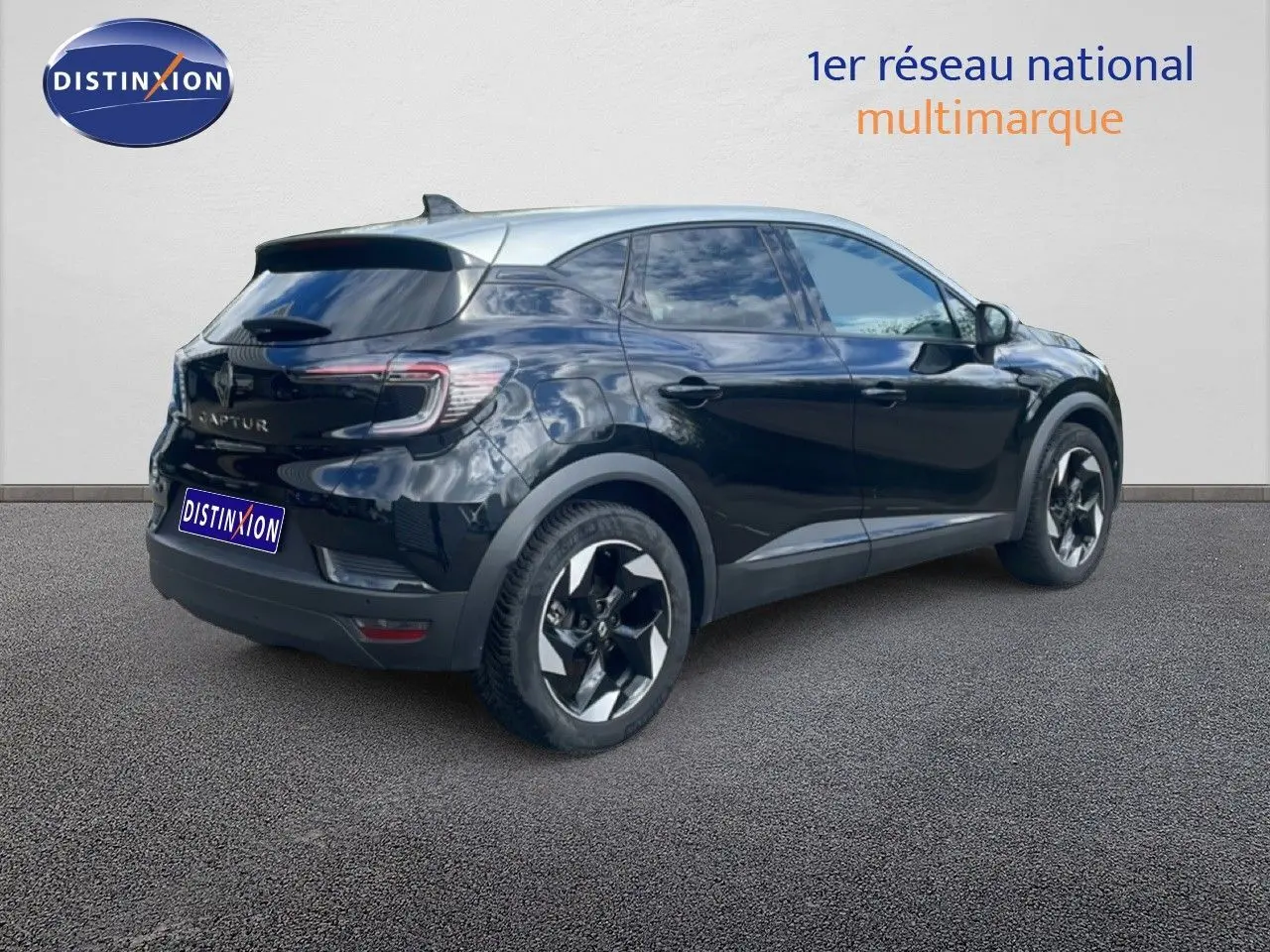 Vue 3/4 arrière droite du Renault Captur noir étoile métal avec toit gris, jantes bicolores et feux LED distinctifs.