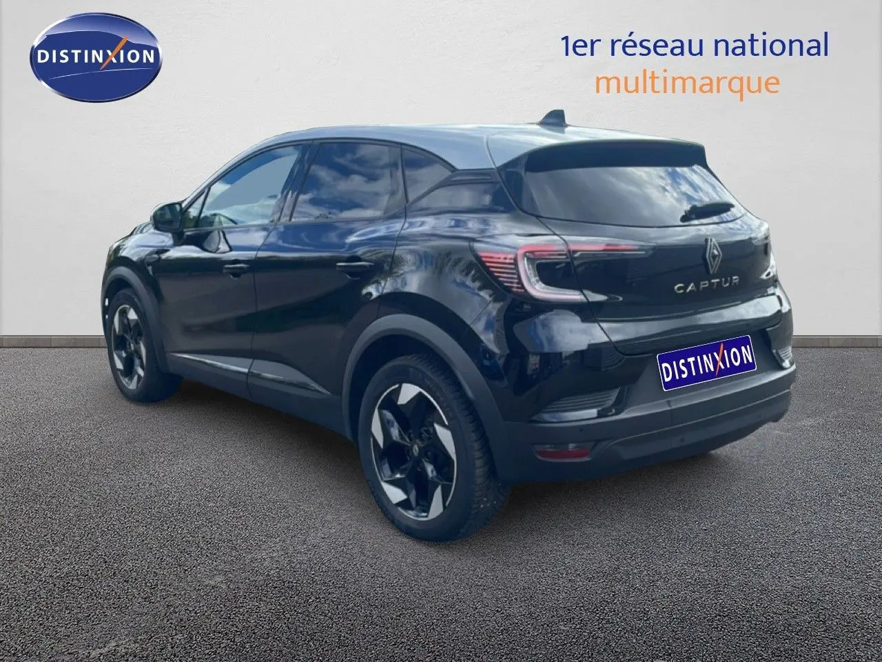 Vue 3/4 arrière droite d'un Renault Captur noir étoile métal avec toit gris, jantes bi-ton et feux LED distinctifs.