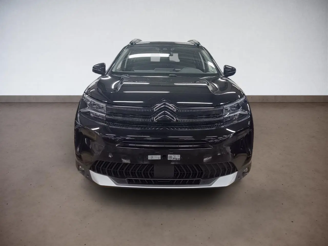 Vue avant d'un Citroën C5 Aircross Hybrid noir Perla avec calandre distinctive et hayon électrique visible.