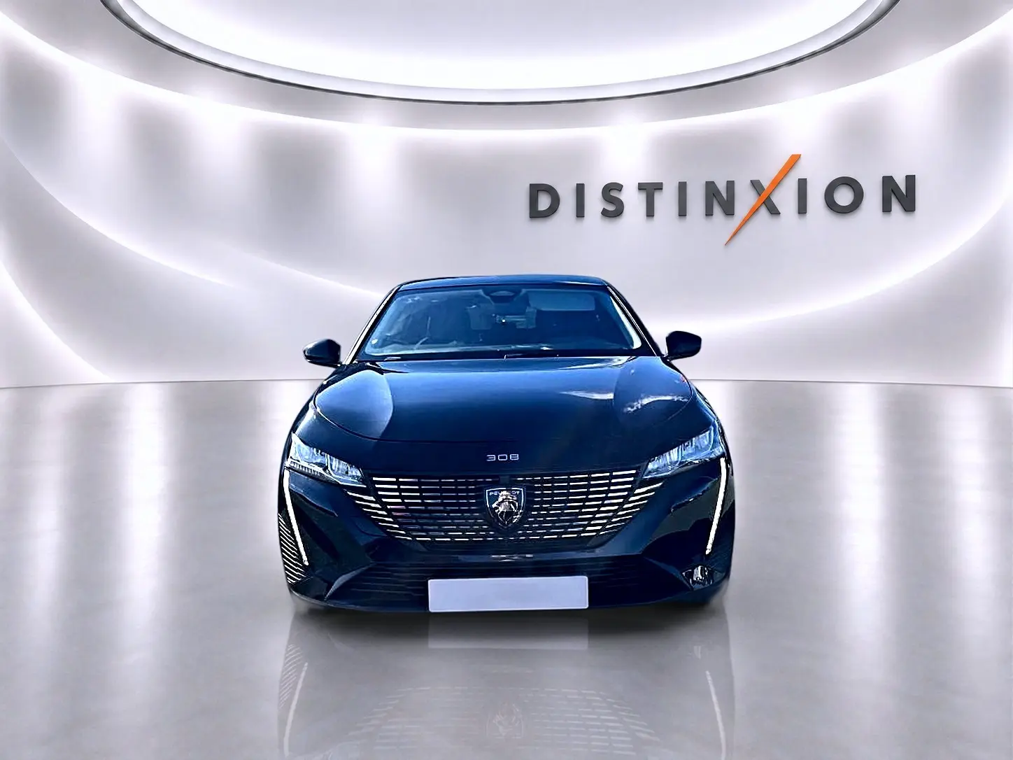 Peugeot 308 noire vue de face dans un studio lumineux avec logo Distinxion en arrière-plan.
