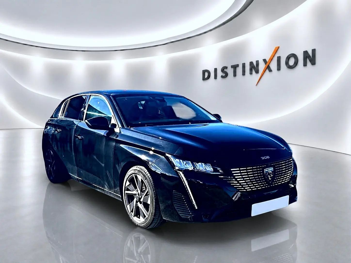 Peugeot 308 noire vue en 3/4 avant droit dans un showroom lumineux avec logo Distinxion en arrière-plan.