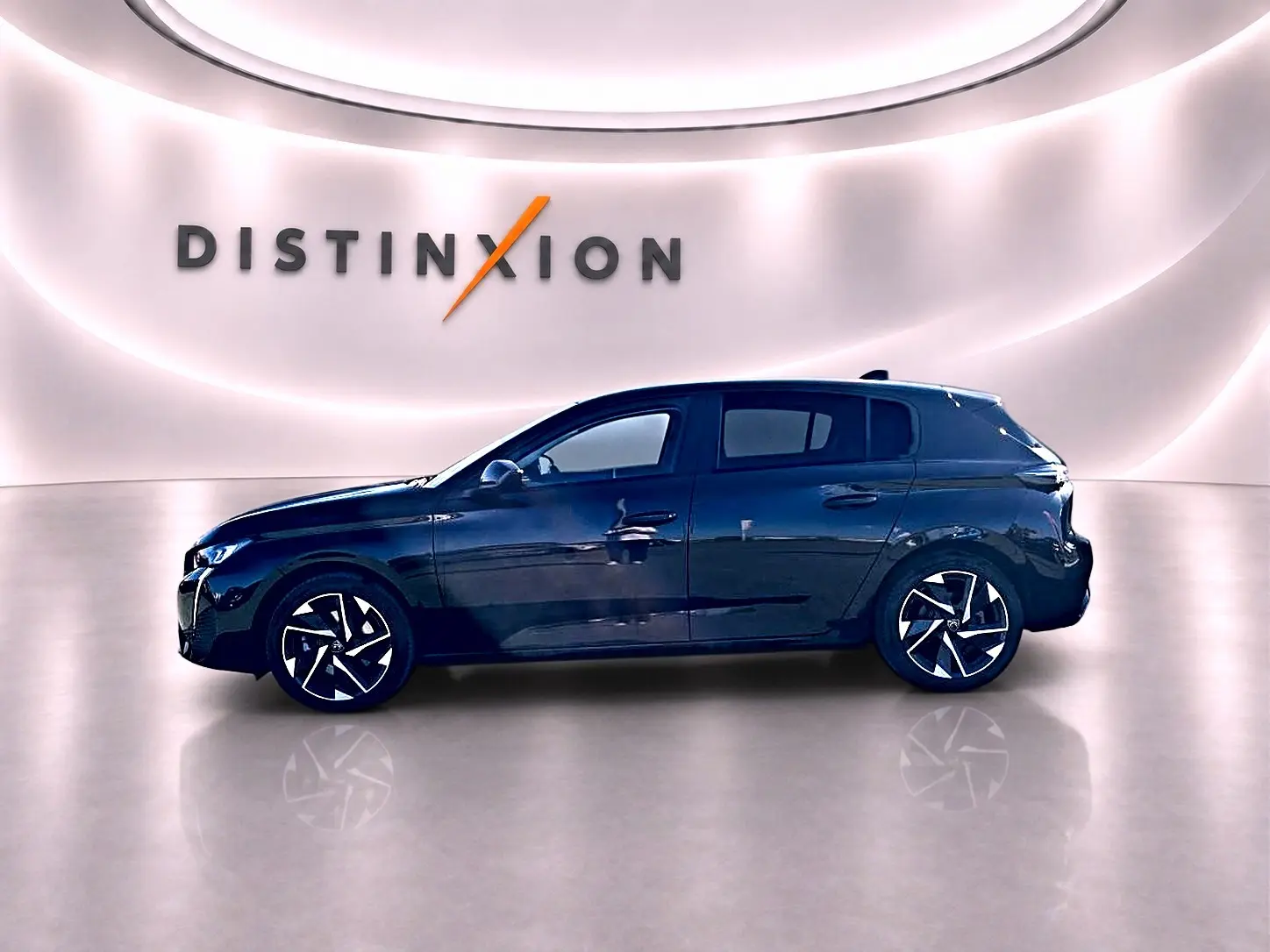 Peugeot 308 noire vue de profil côté gauche, avec jantes alu distinctives dans un studio lumineux.
