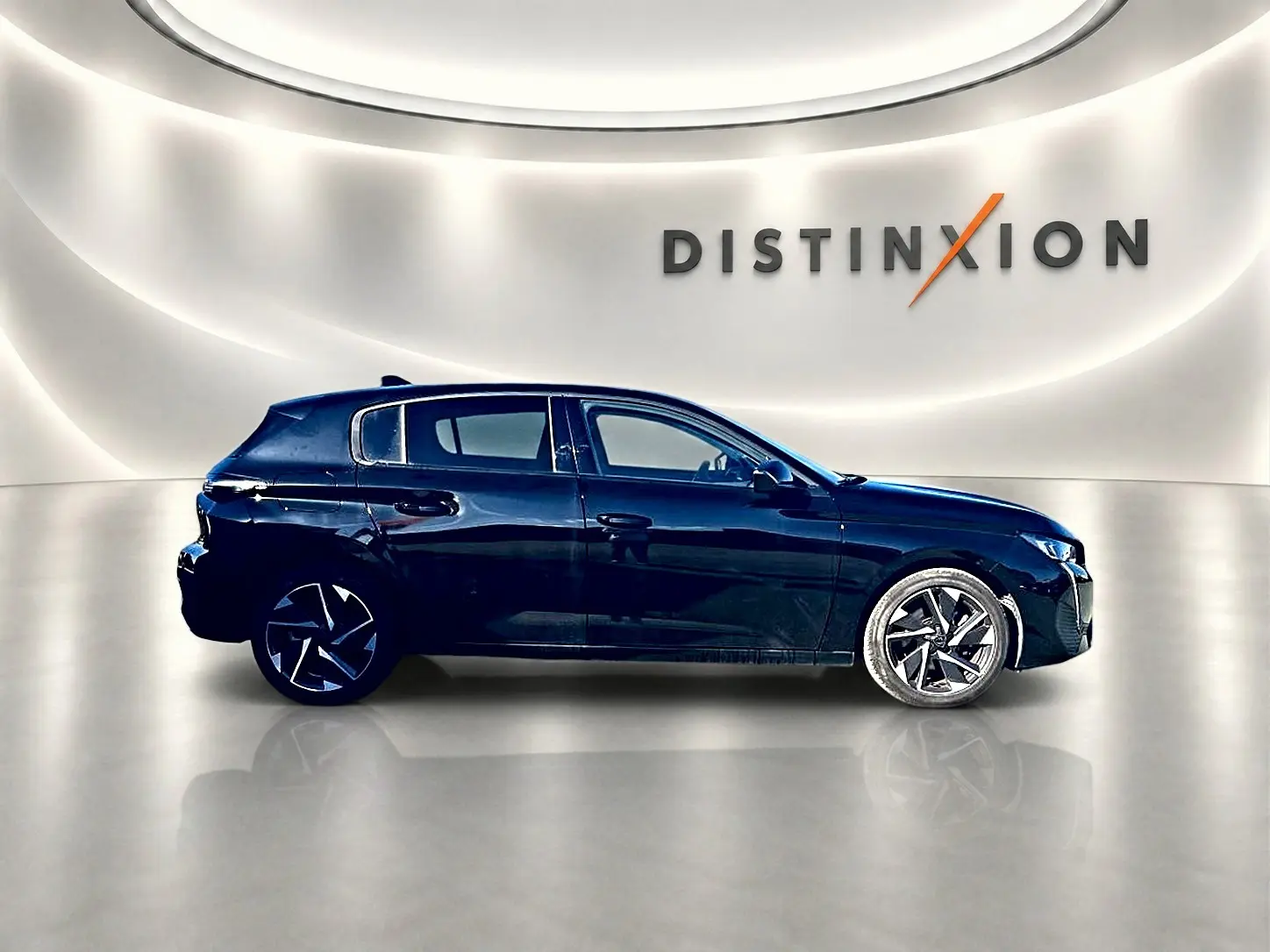 Profil droit d'une Peugeot 308 noire 2025 avec jantes alu stylisées, sur fond lumineux avec logo Distinxion.