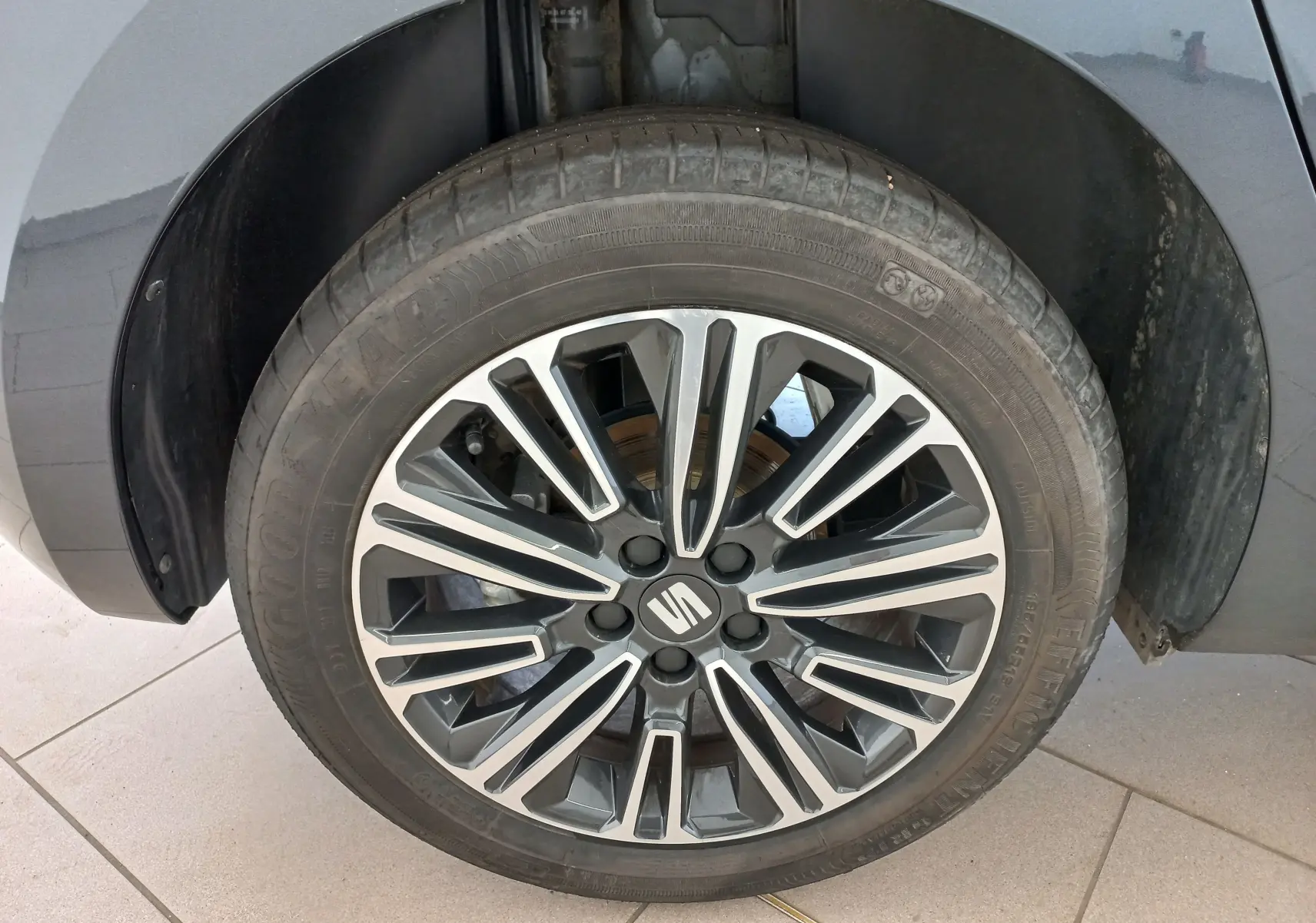 Gros plan sur la roue avant droite d'une SEAT IBIZA 2025 gris magnétique avec jante alliage au design moderne.