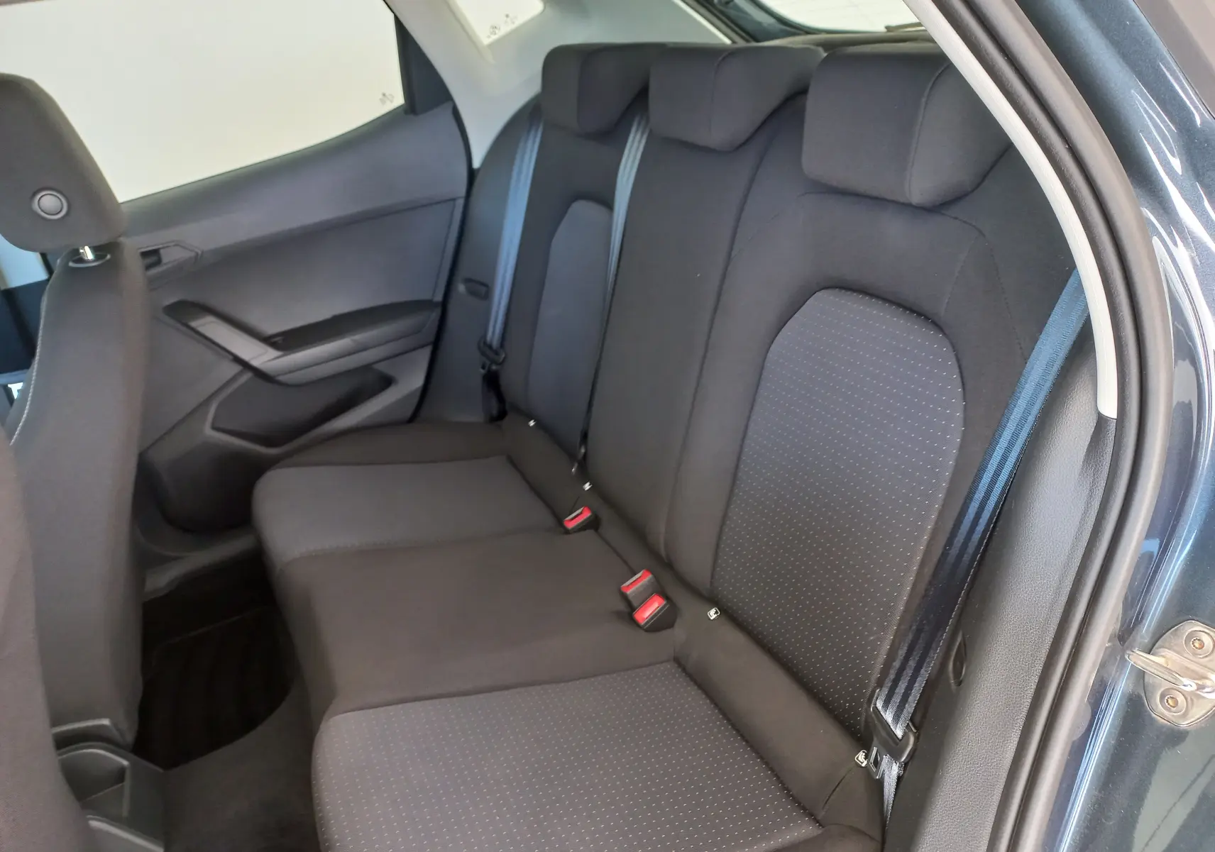 Vue intérieure côté droit des sièges arrière noirs d'une SEAT Ibiza 1.0 TSI 115 DSG7 Copa gris magnétique 2025.