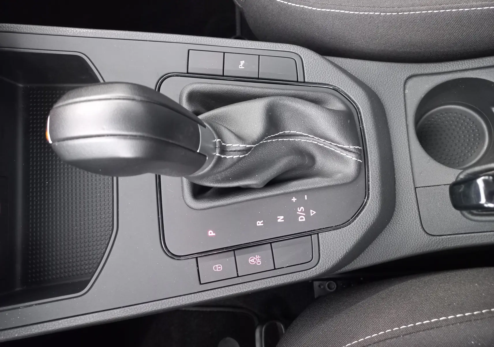 Le levier de vitesses automatique noir de la SEAT Ibiza 2025 vu de dessus avec coutures blanches visibles.