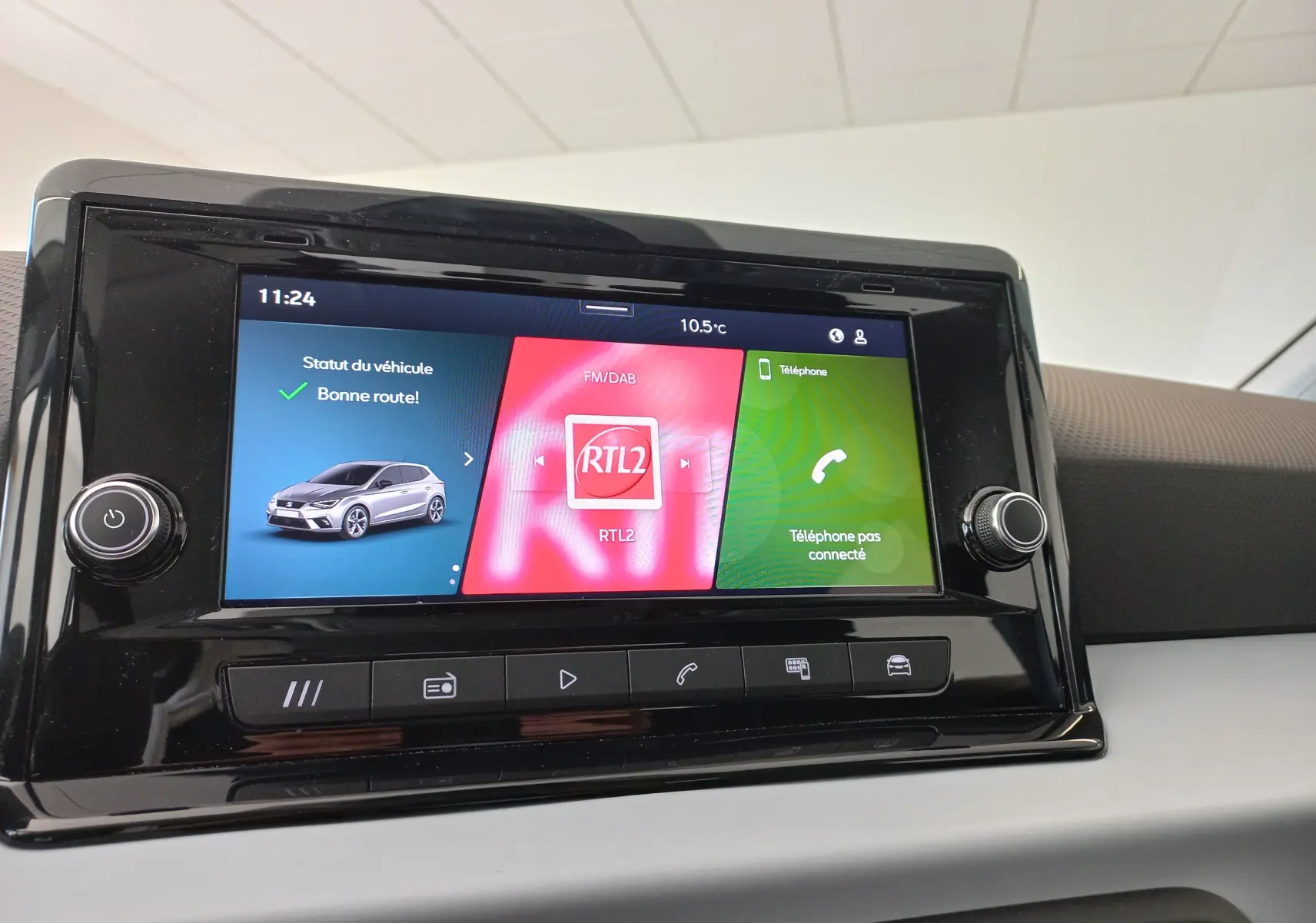 Écran tactile central du tableau de bord de la SEAT Ibiza 2025 en gris magnétique, affichant le statut véhicule et radio RTL2.