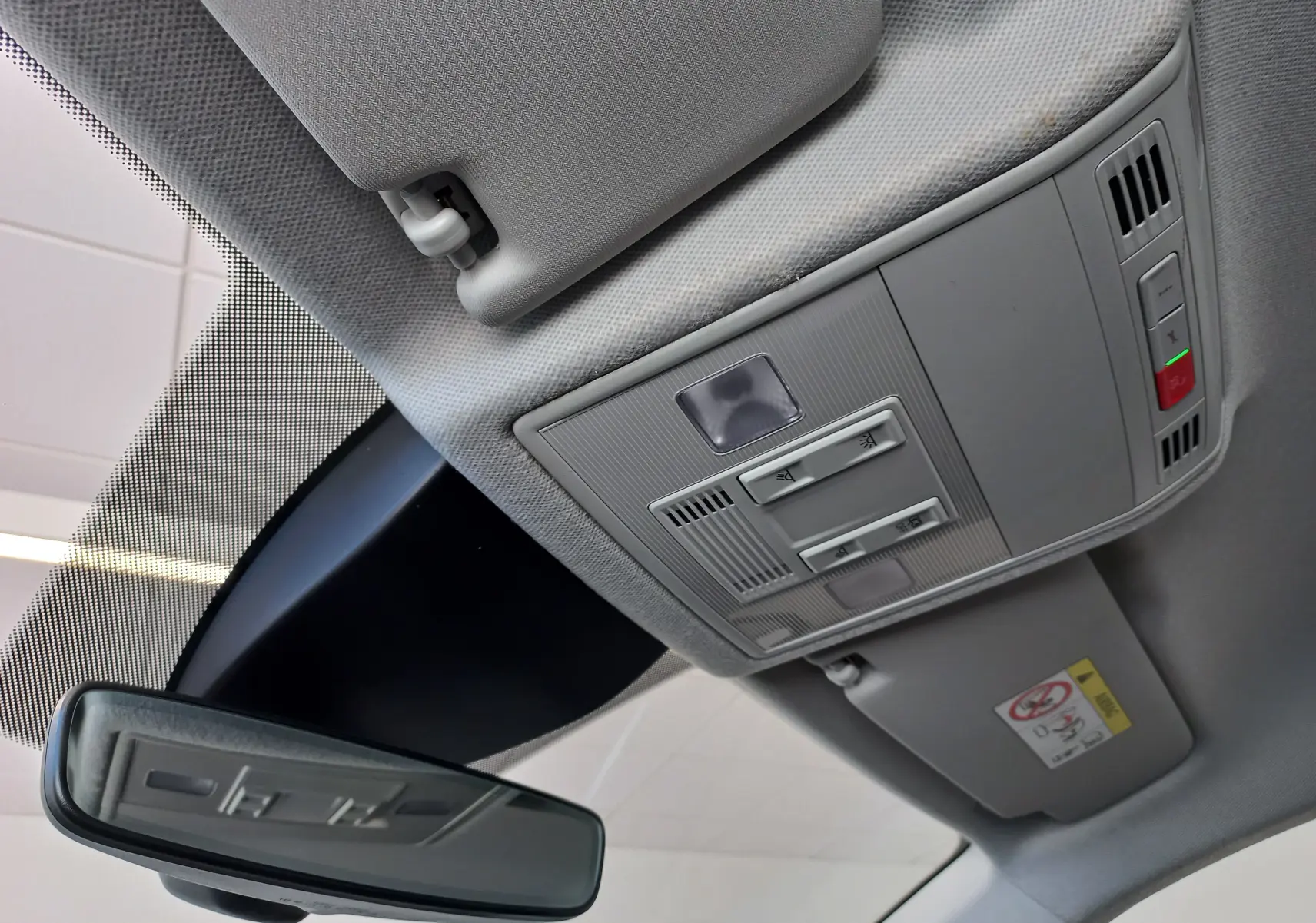 Plafonnier intérieur gris clair avec commandes d'éclairage et rétroviseur dans une SEAT Ibiza 2025 gris magnétique.