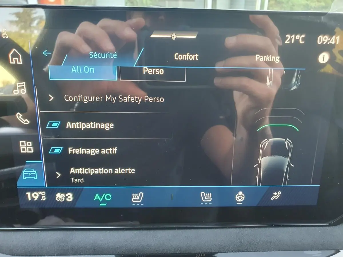 Écran tactile central de la Renault Clio VI rouge Absolu affichant les réglages de sécurité et confort.