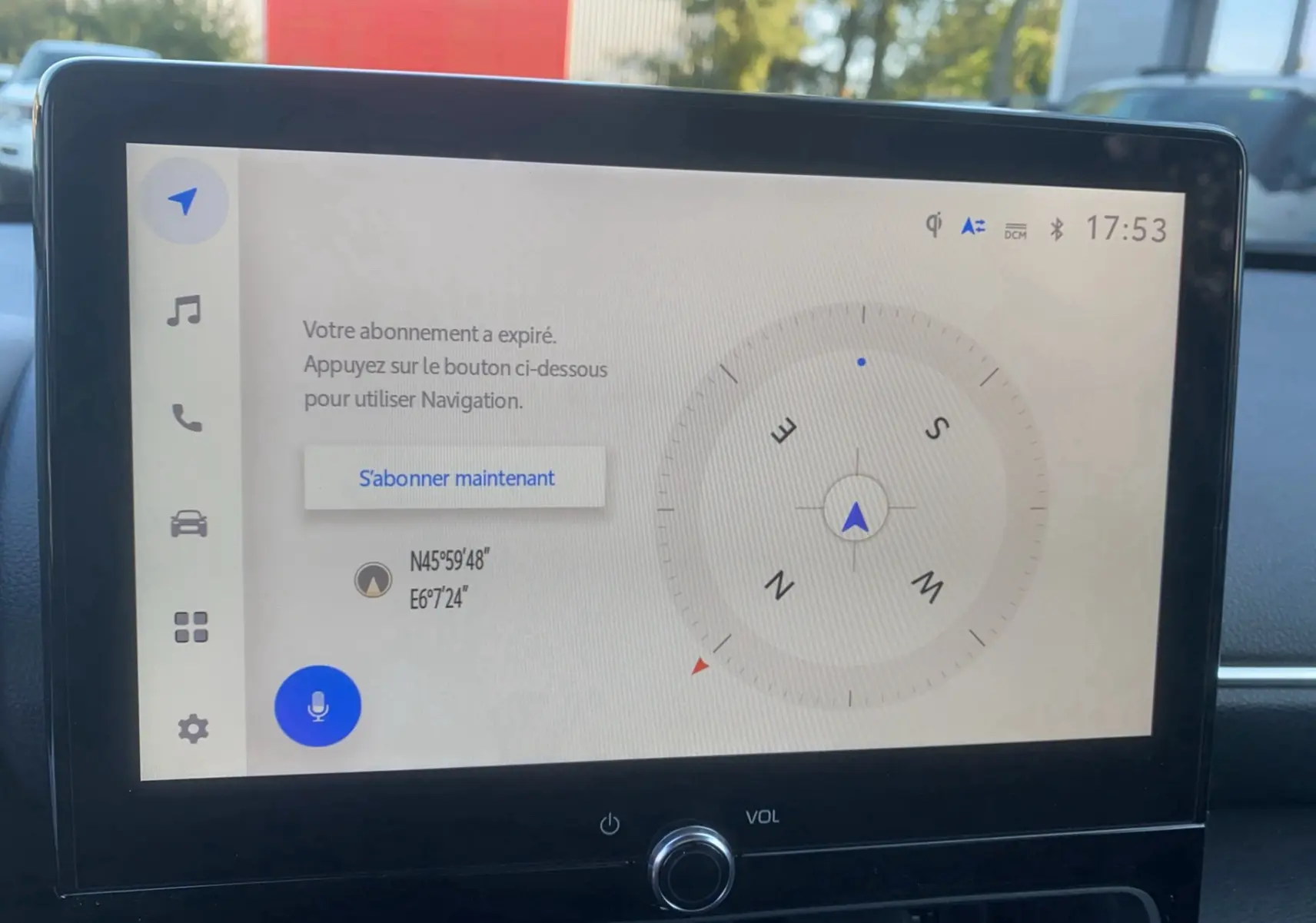 Écran tactile central de la Toyota Yaris Cross gris atlas, affichant une boussole et message d’abonnement expiré.