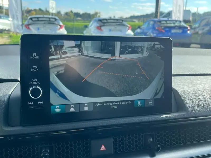 Écran de caméra de recul du Honda CR-V 2024 montrant l’arrière du véhicule en Diamant Brillant Premium métallisé.