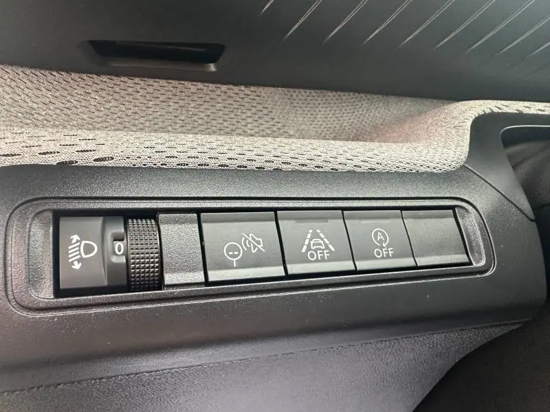 Gros plan sur les commandes de sécurité et d’éclairage du tableau de bord intérieur d’une Citroën C3 gris Mercury.