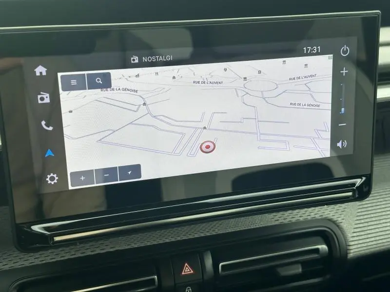 Écran tactile central affichant la navigation GPS dans l’habitacle d’une Citroën C3 gris Mercury.