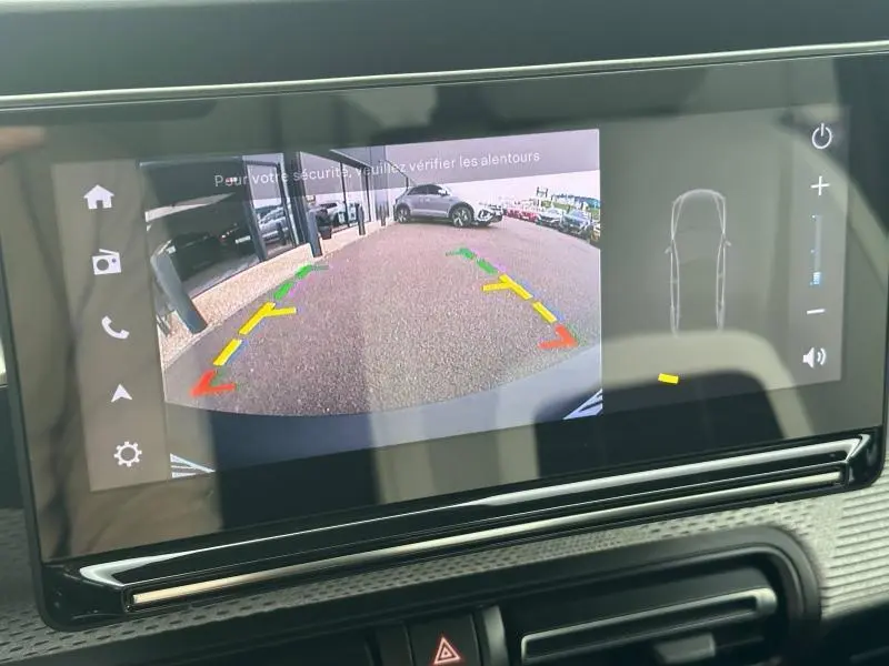 Écran tactile montrant la caméra de recul avec vue arrière d’une Citroën C3 gris Mercury en stationnement.