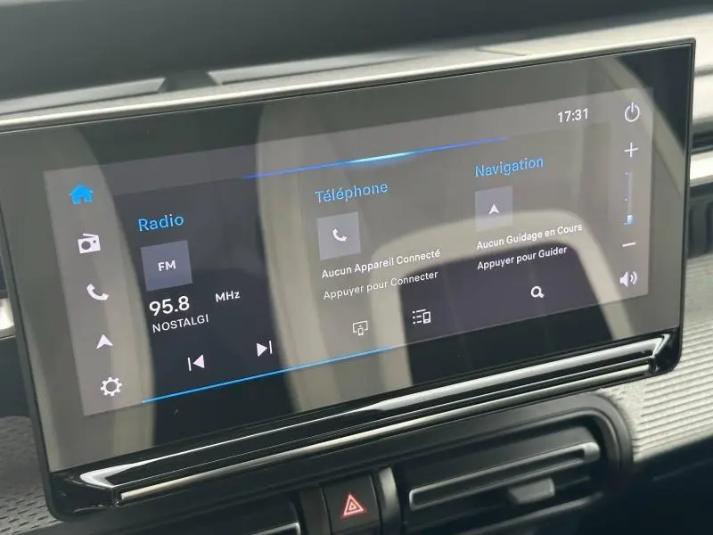 Écran tactile multifonction de la Citroën C3 1.2 Turbo 100ch MAX affichant radio, téléphone et navigation.