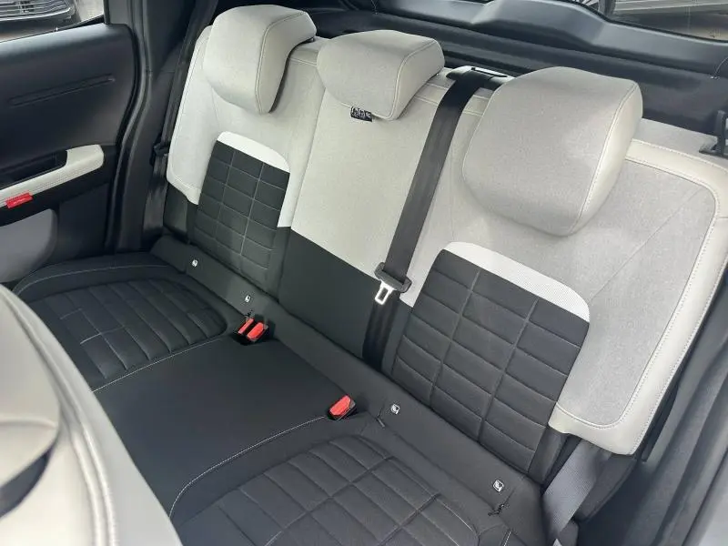 Vue intérieure de la banquette arrière bicolore gris clair et noir de la Citroën C3 1.2 Turbo 100ch MAX 2025.