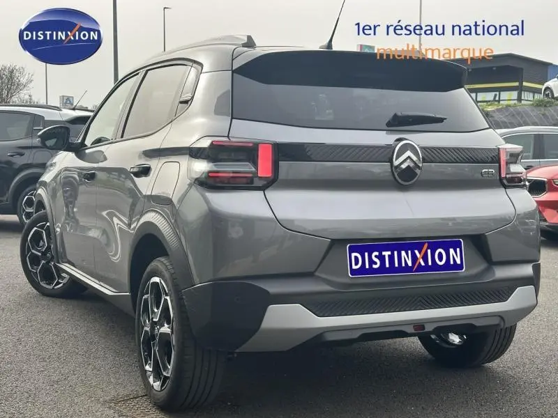 Vue 3/4 arrière droite d'une Citroën C3 2025 gris Mercury avec feux arrière LED et jantes alu distinctives.