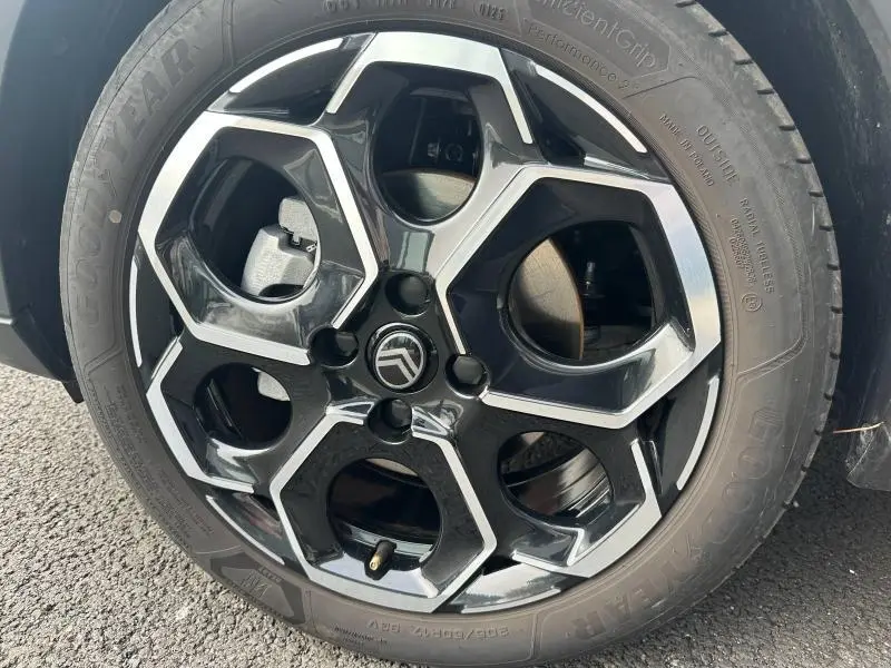 Gros plan sur la jante alu noire et argentée de la Citroën C3 1.2 Turbo 100ch MAX gris Mercury, avec logo Citroën central.