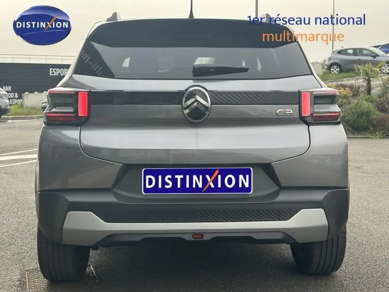 Vue arrière d'une Citroën C3 gris Mercury 2025 avec feux arrière LED et logo central chromé visible.