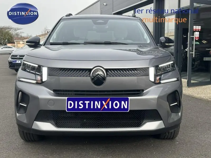 Vue frontale d'une Citroën C3 1.2 Turbo 100ch MAX gris Mercury avec phares LED et calandre distinctive.