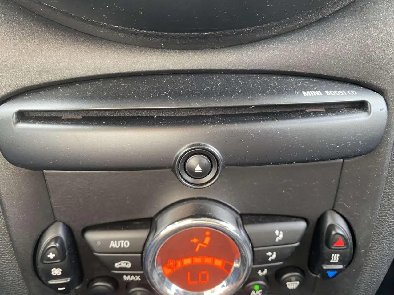 Détail du tableau de bord de la MINI Countryman 2015 montrant la commande de climatisation automatique avec écran rouge.