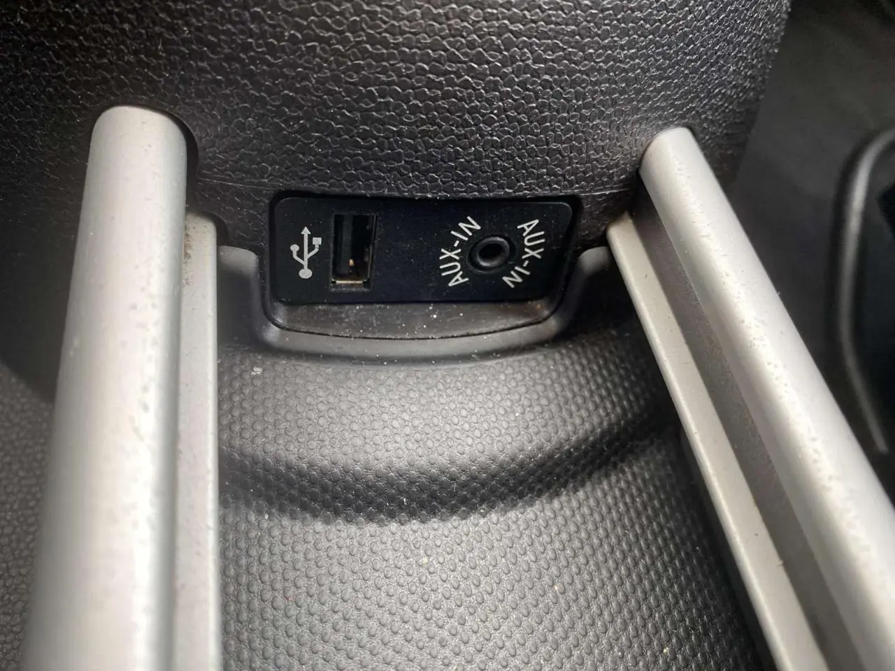 Prise USB et entrée AUX-IN en gros plan dans l’habitacle d’une MINI Countryman 2015.