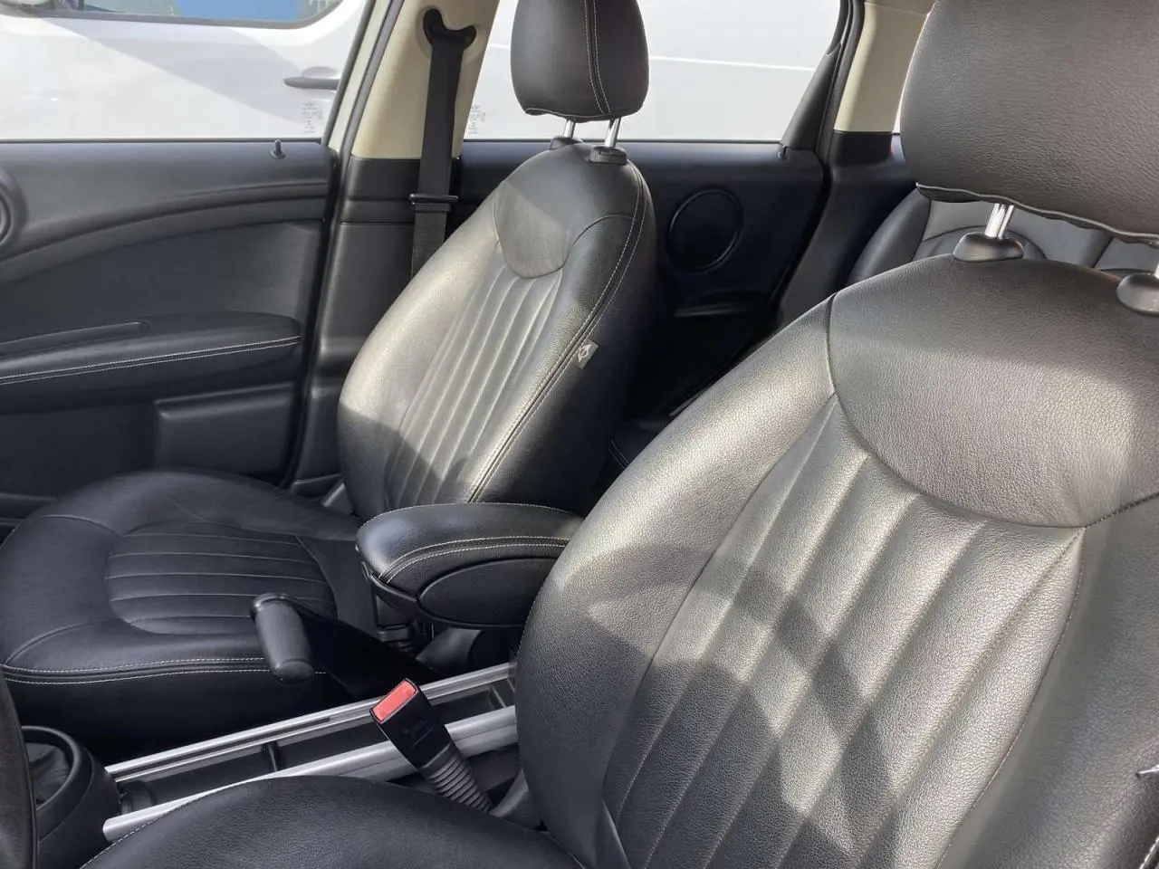 Vue rapprochée des sièges avant en cuir noir de la MINI Countryman 2015, côté conducteur et passager.