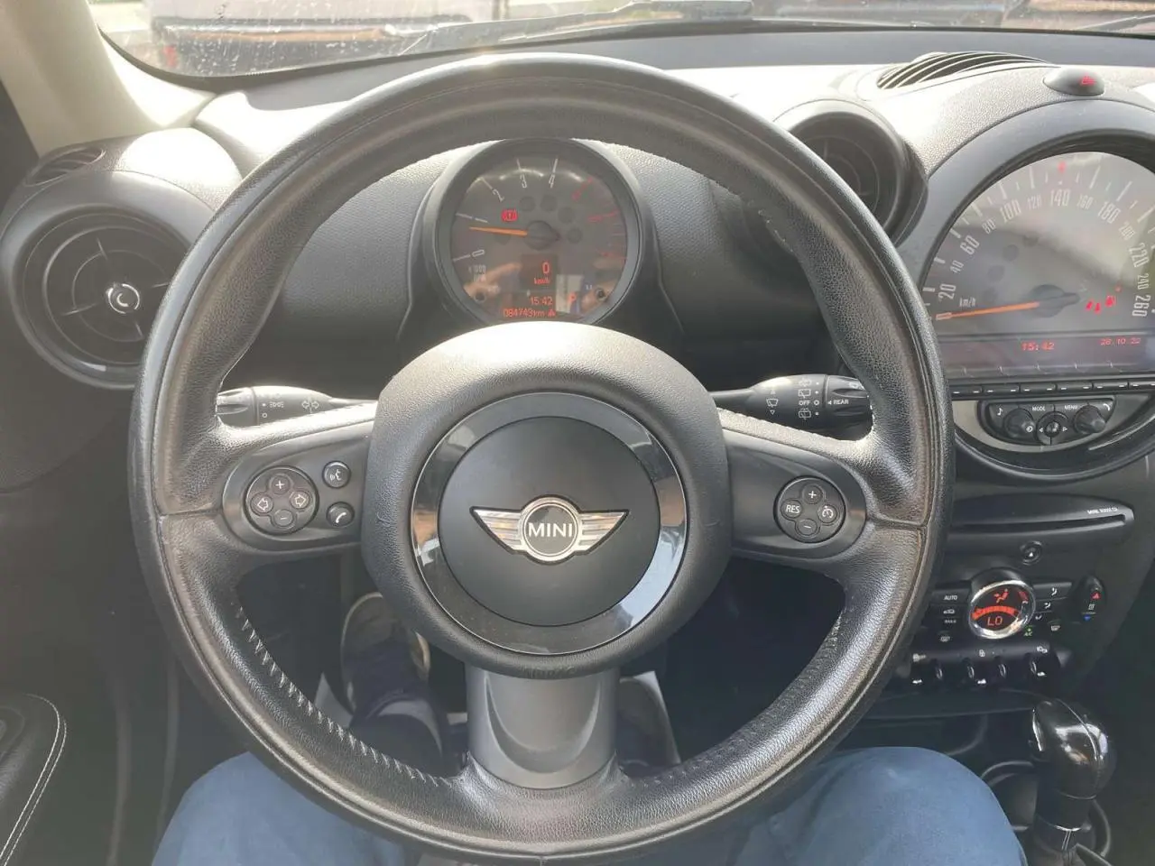 Vue plongeante sur le volant cuir noir et le tableau de bord du MINI Countryman gris clair de 2015.