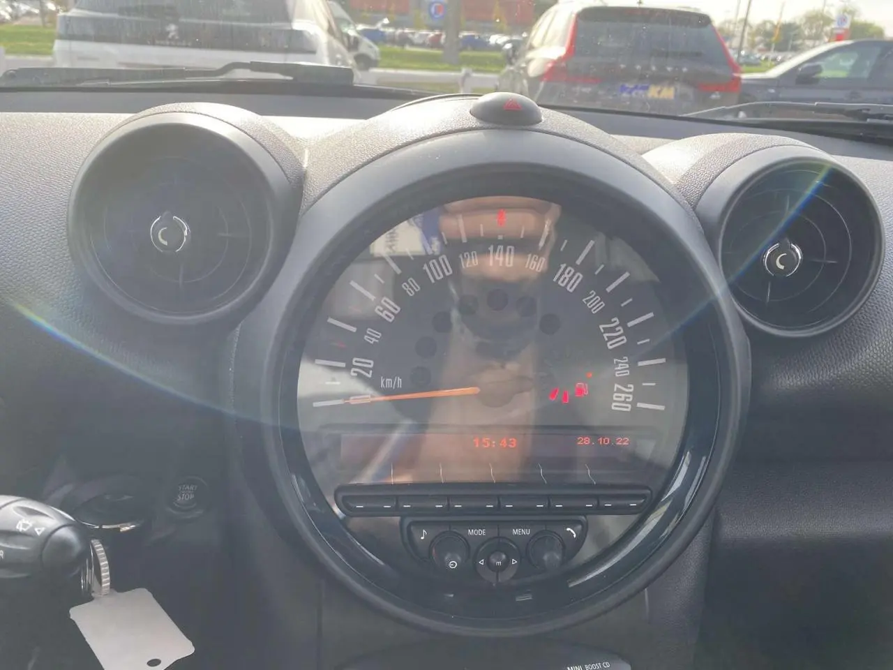 Vue rapprochée du tableau de bord de la MINI Countryman 2015, avec compteur central et aérateurs ronds noirs.