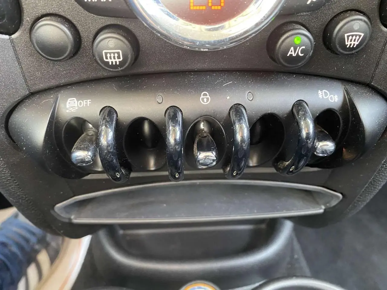Gros plan sur les commandes centrales en forme d'interrupteurs chromés du tableau de bord d'une MINI Countryman 2015.