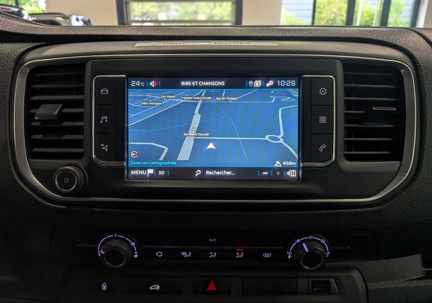 Vue rapprochée du tableau de bord du Peugeot Expert Fourgon 2023 avec écran tactile et commandes climatisation.