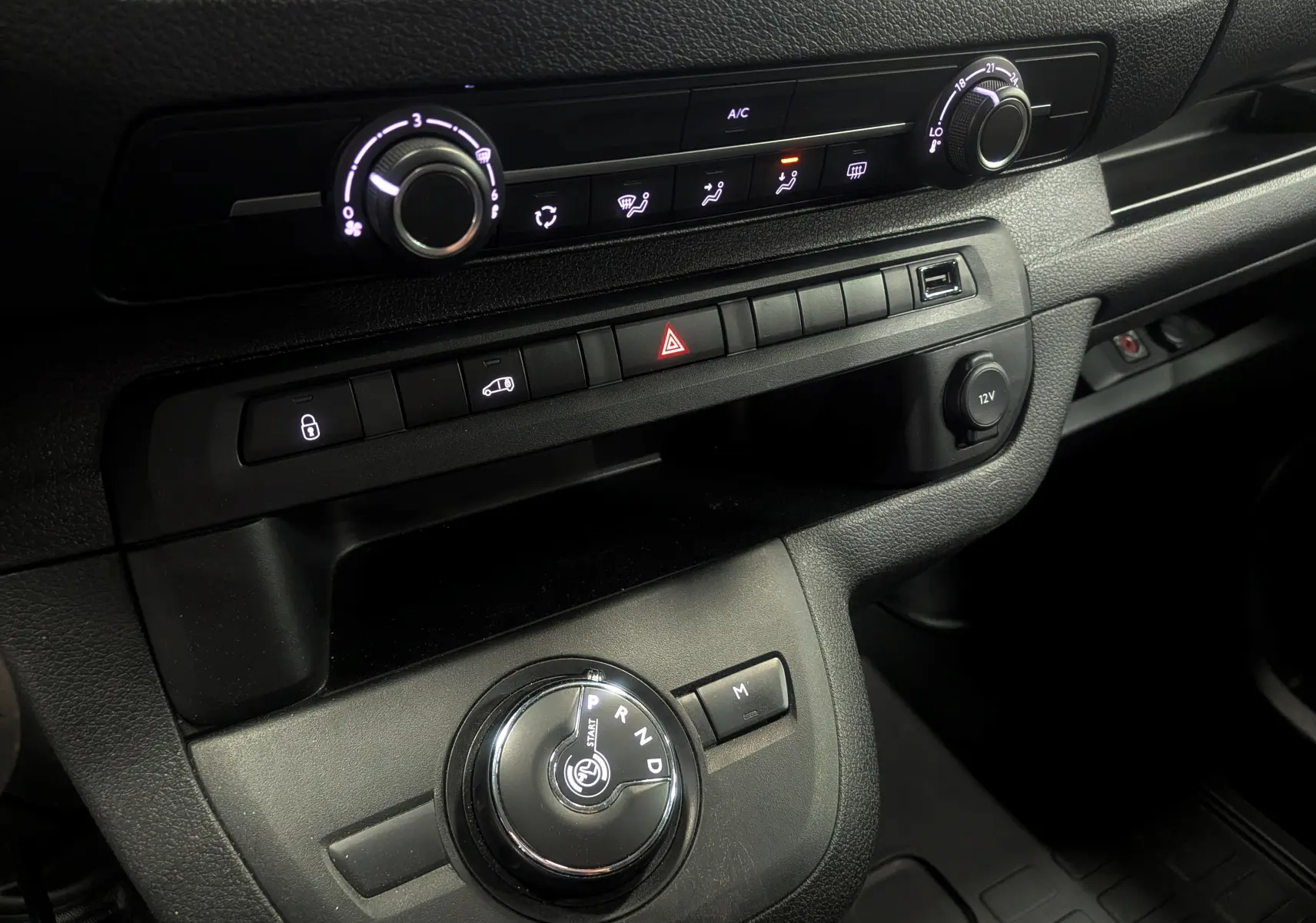 Vue rapprochée de la console centrale du Peugeot Expert Fourgon 2023, avec commandes clim et sélecteur rotatif de boîte auto.