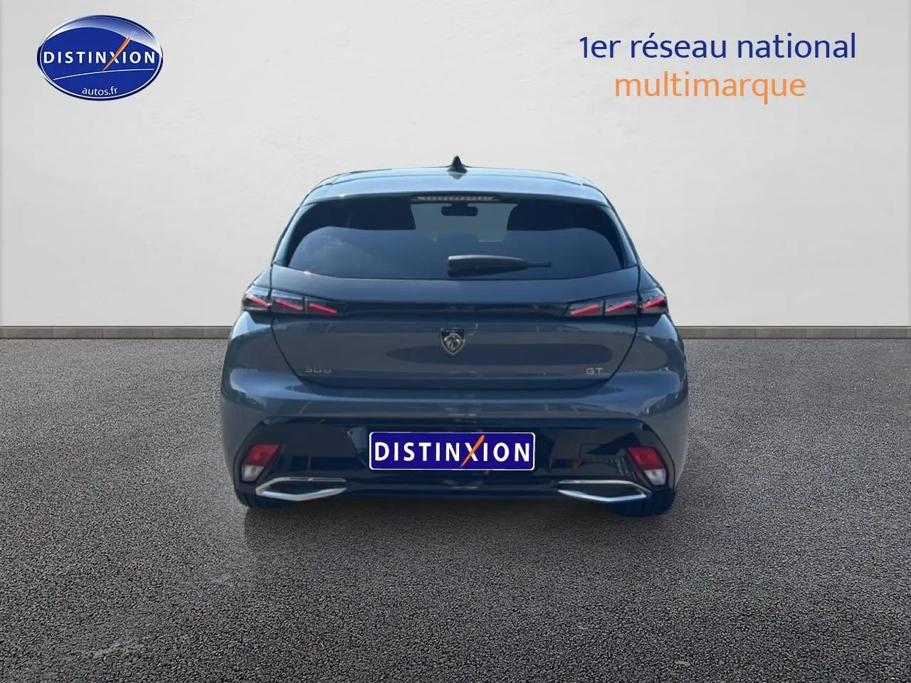 Vue arrière d'une Peugeot 308 gris foncé 2025 avec feux LED et double sortie d'échappement intégrée.