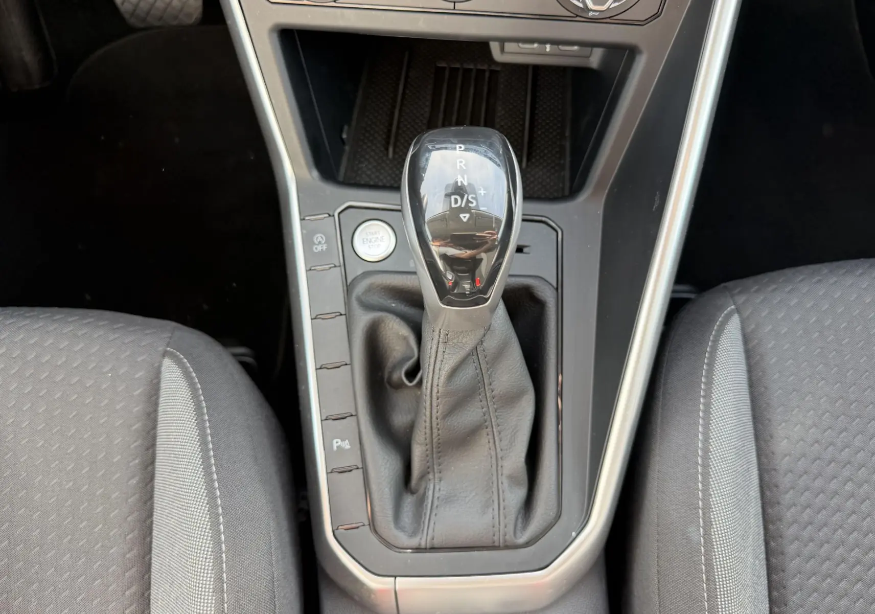 Vue rapprochée du levier de vitesse DSG7 noir et argenté dans l’habitacle du Volkswagen Taigo 2025.