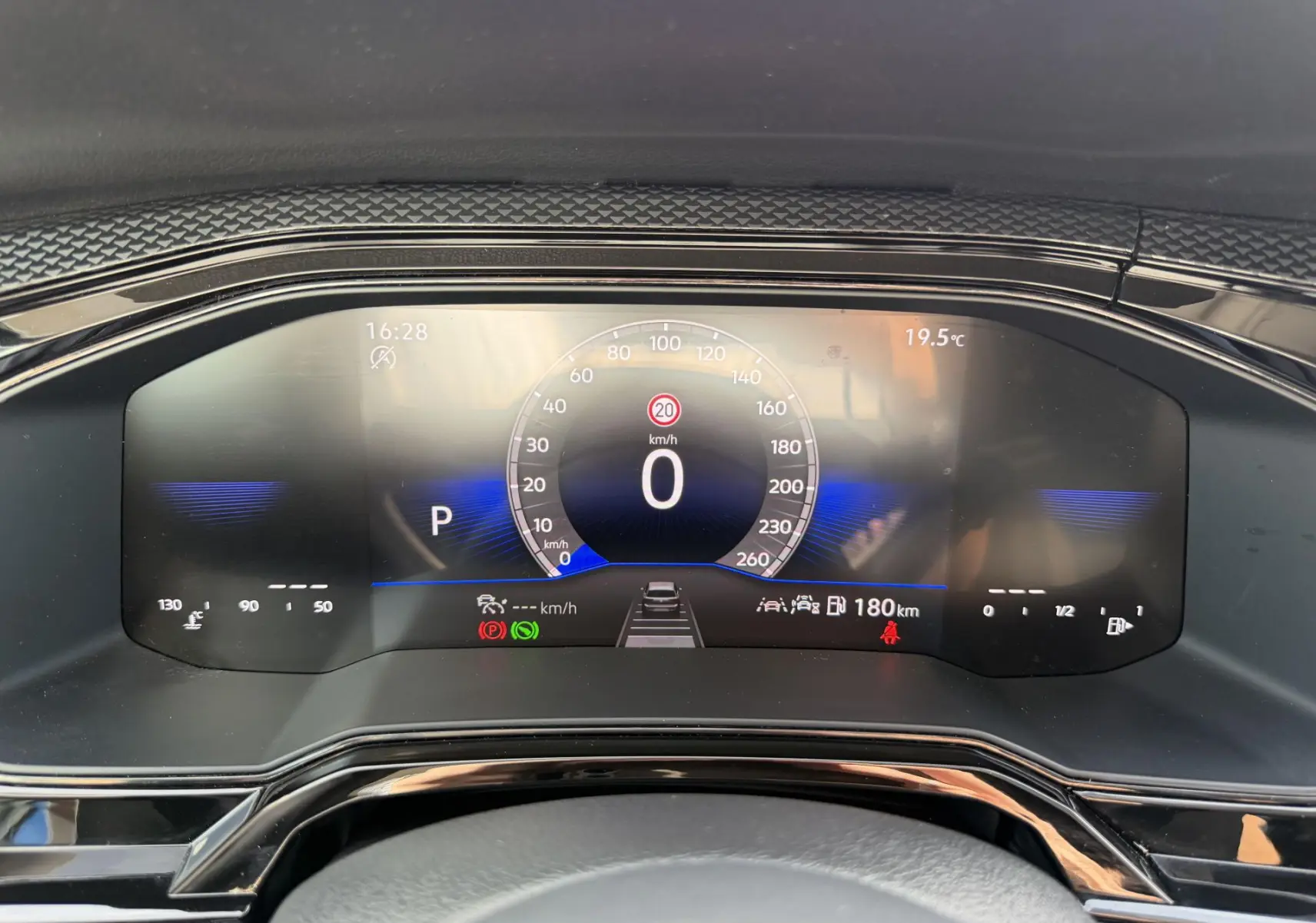Combiné d'instruments digital du Volkswagen Taigo 2025 affichant la vitesse à 0 km/h et informations de conduite.