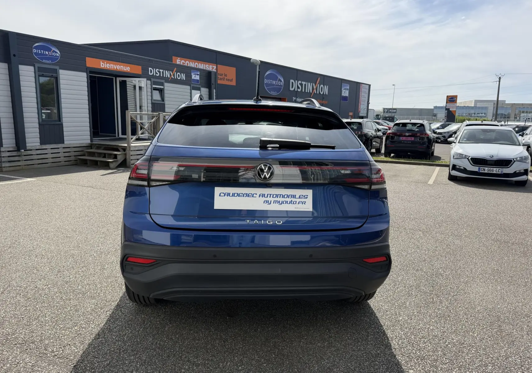 Vue arrière d'un Volkswagen Taigo bleu métallisé 2025 avec feux arrière LED et logo central visible.