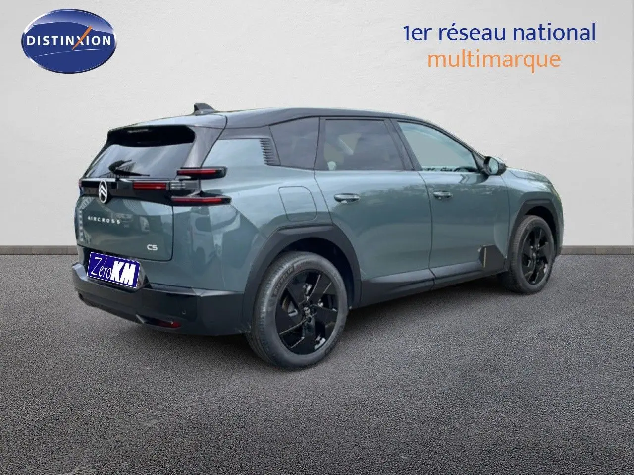 Vue 3/4 arrière droite d'un Citroën C5 Aircross vert Astoria métallisé avec jantes noires et toit noir.