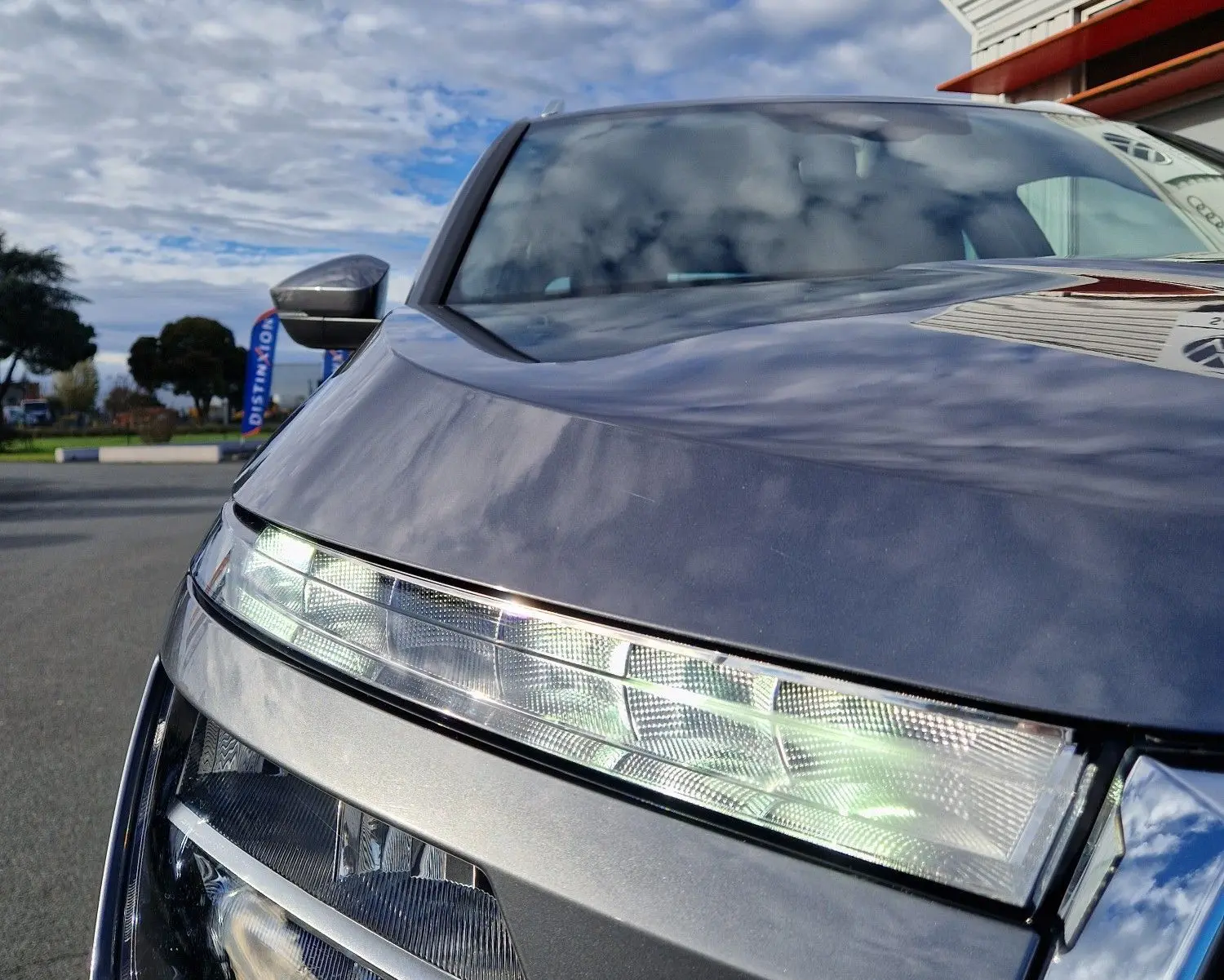 Gros plan sur le phare avant gauche du Skoda Kamiq gris graphite métal 2024, soulignant ses lignes modernes et LED distinctives.