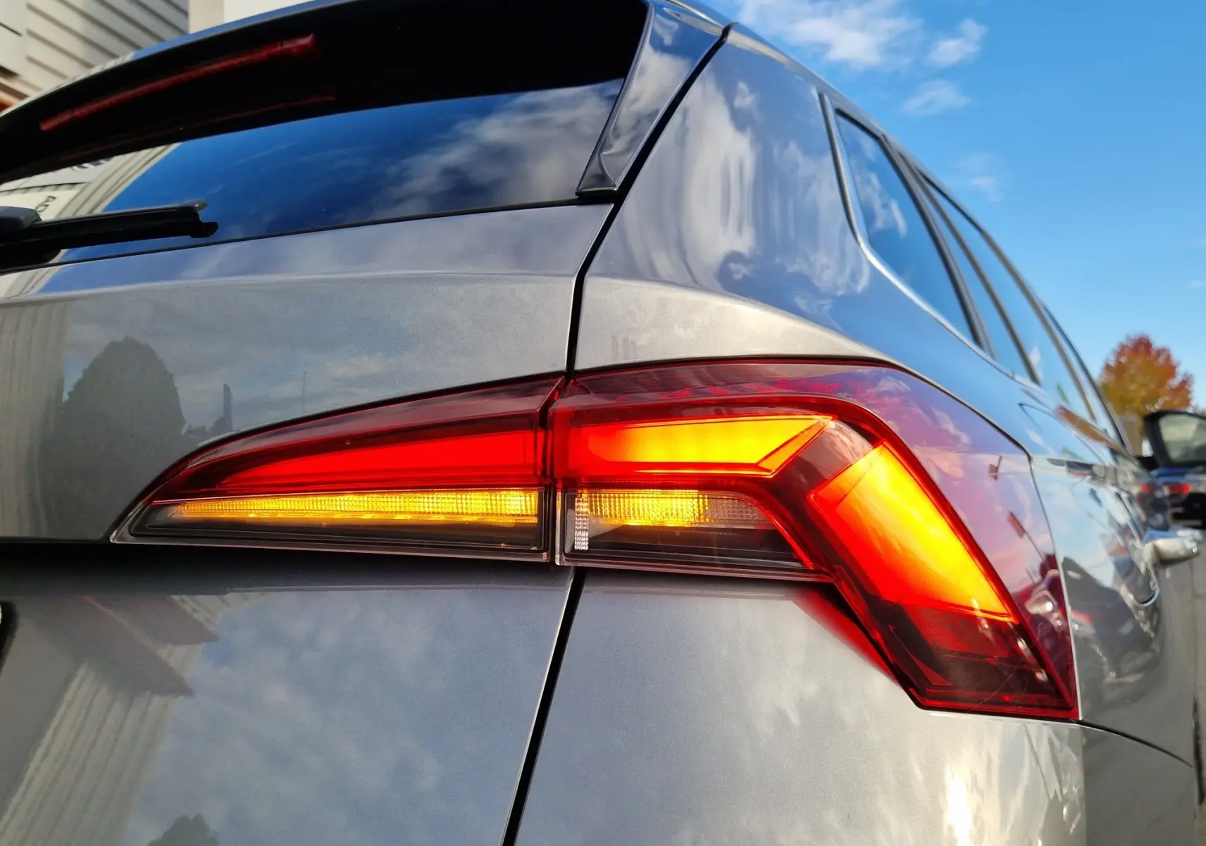 Feu arrière droit allumé sur un Skoda Kamiq gris graphite métal 2024, vue rapprochée en extérieur.