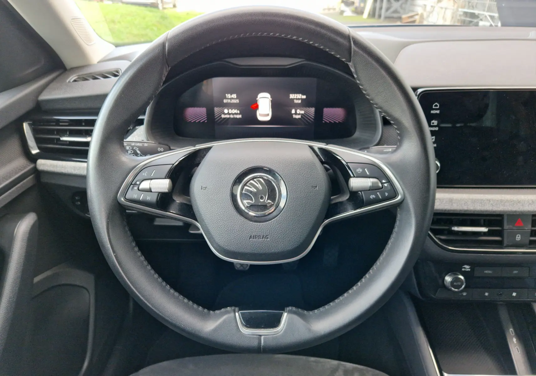 Vue frontale du volant cuir noir et du tableau de bord numérique du Skoda Kamiq gris graphite 2024 essence.