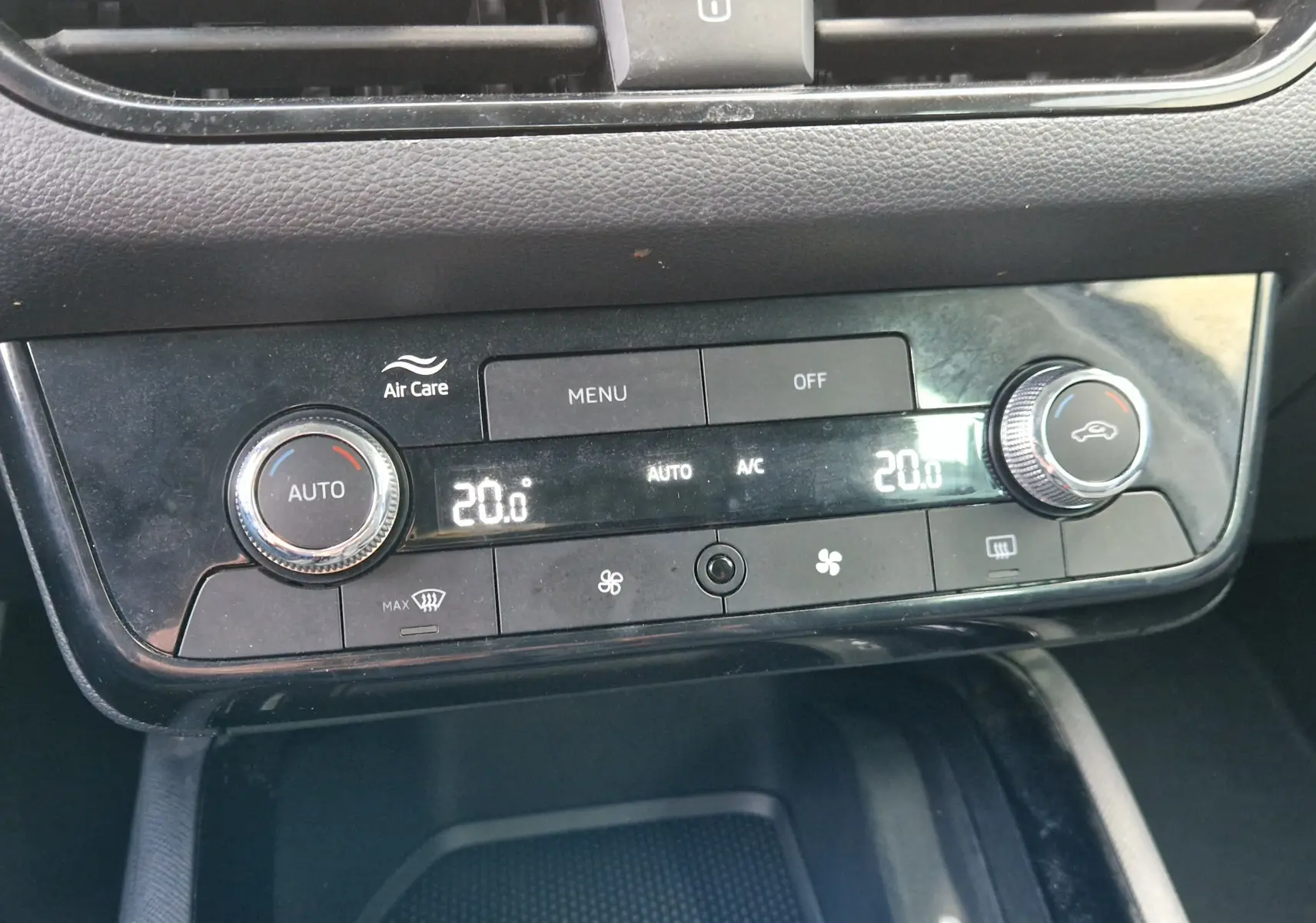 Gros plan sur la console de climatisation automatique du Skoda Kamiq 2024 avec affichage digital à 20 degrés.