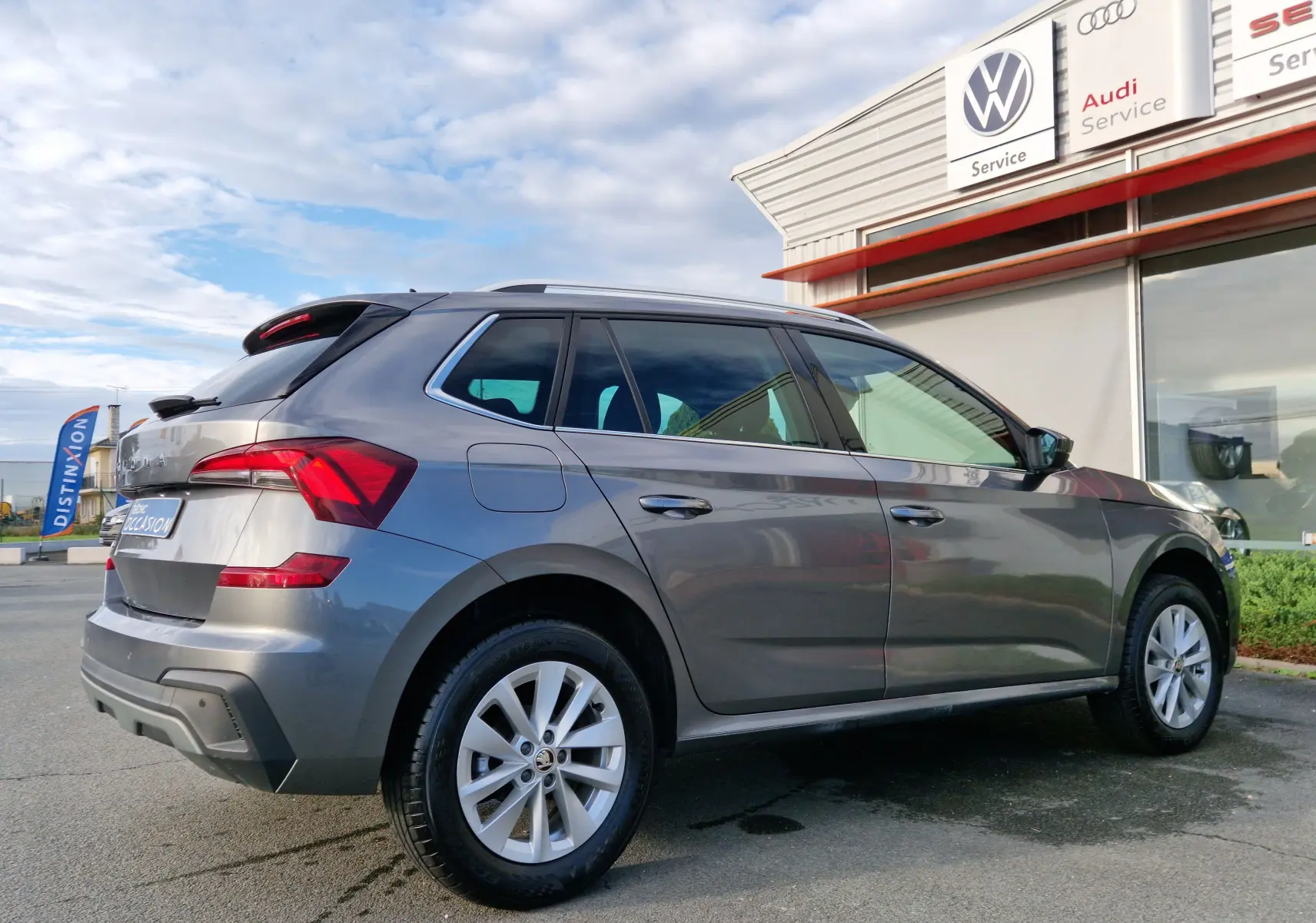 Vue 3/4 arrière droite d'un Skoda Kamiq gris graphite métal 2024, avec feux arrière LED et jantes alliage 16 pouces.